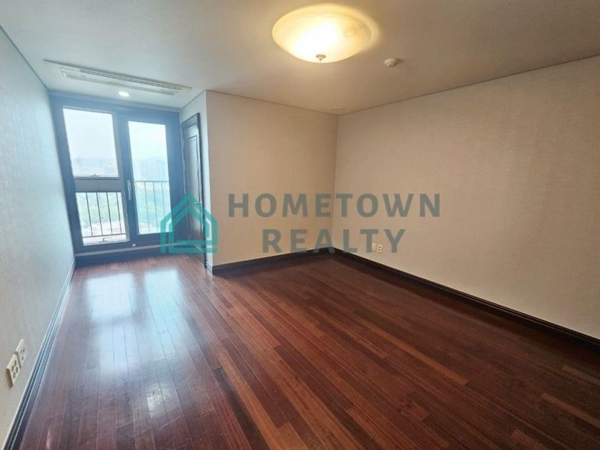 HomeTown Realty - 11470 - KoreaAgain (2)