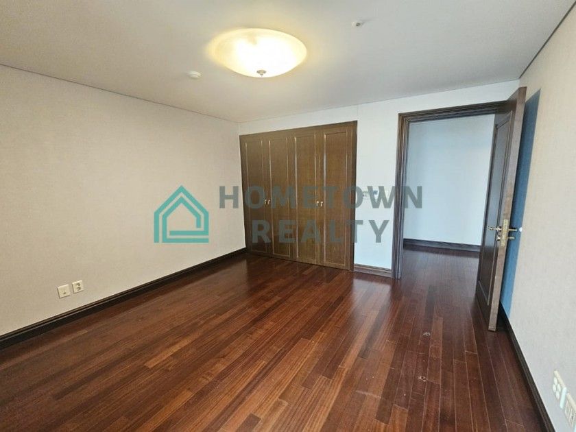 HomeTown Realty - 11470 - KoreaAgain (3)