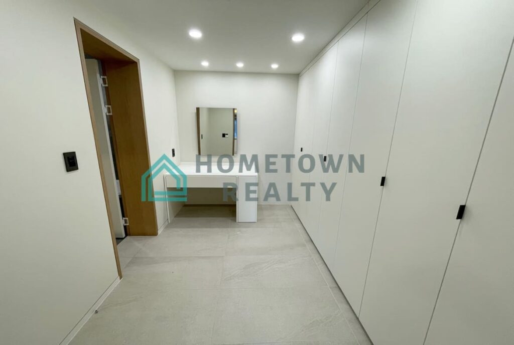 HomeTown Realty - 11449 - KoreaAgain (12)