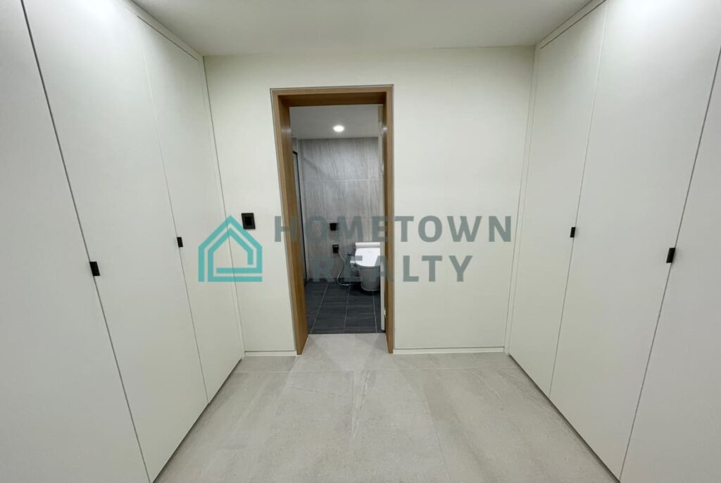 HomeTown Realty - 11449 - KoreaAgain (19)