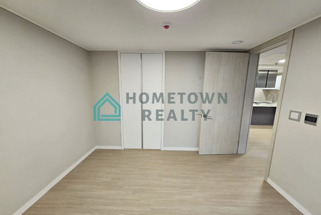 HomeTown Realty - 11465 - KoreaAgain (1)