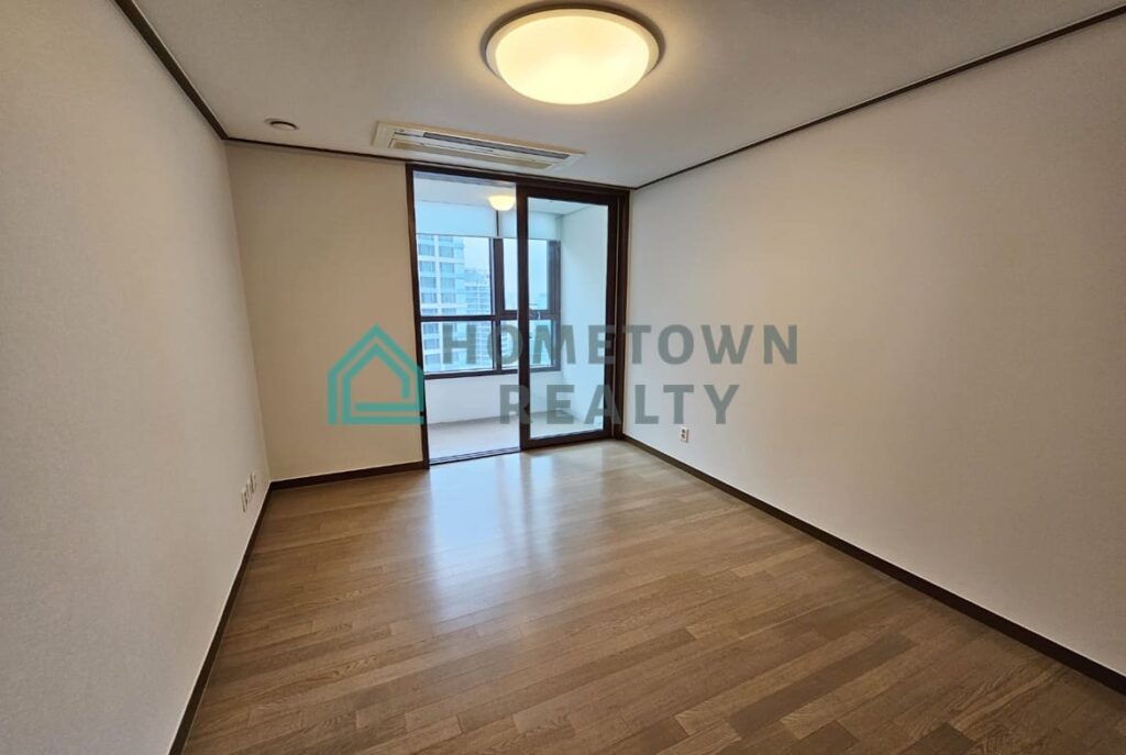 Hometown Realty - 11480 - KoreaAgain (2)